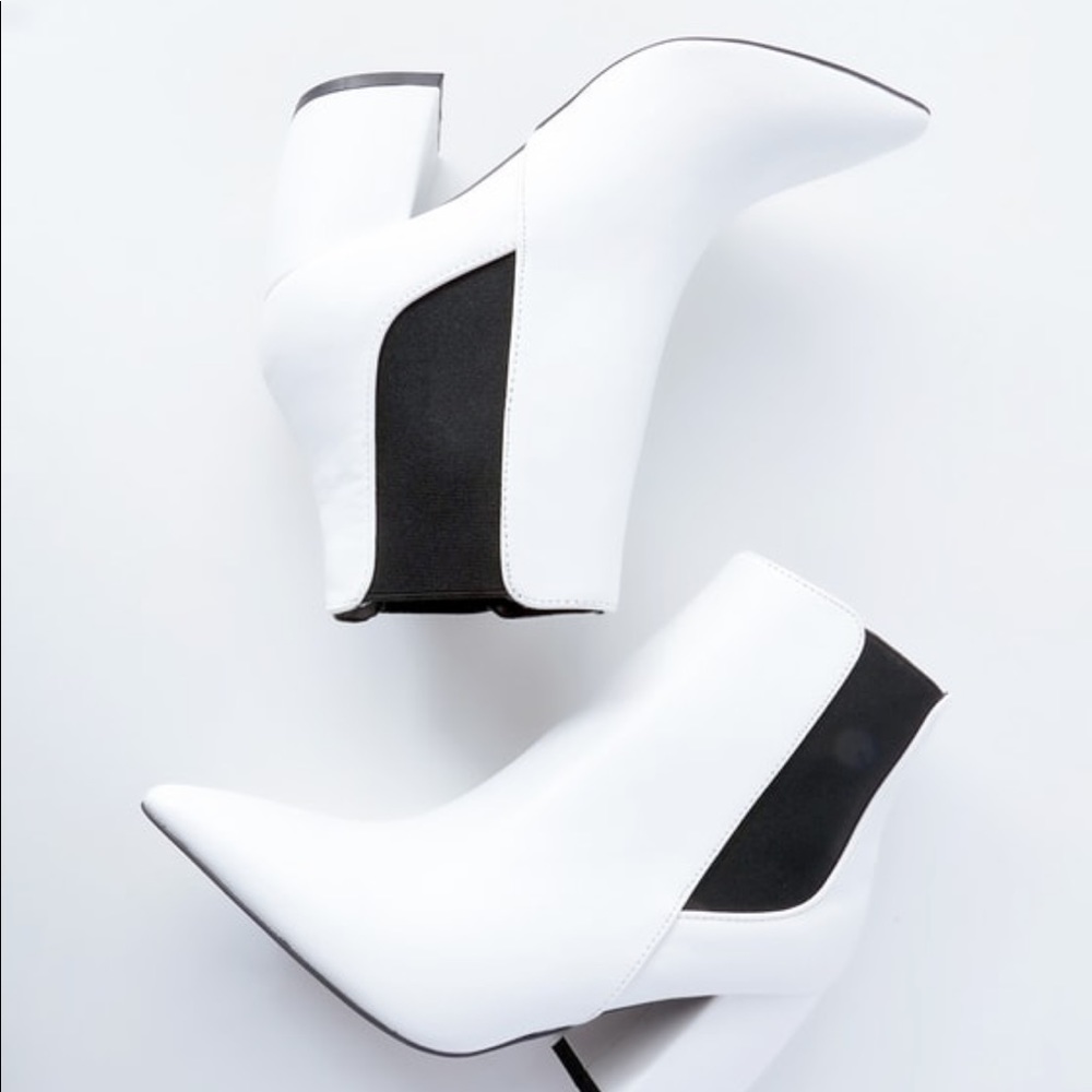 White pointed toe ankle booties sz 7